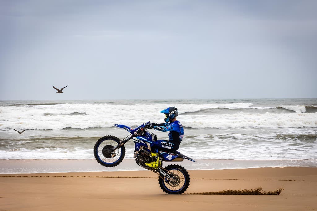 Pilote X-Trem Grip en wheeling sur la plage