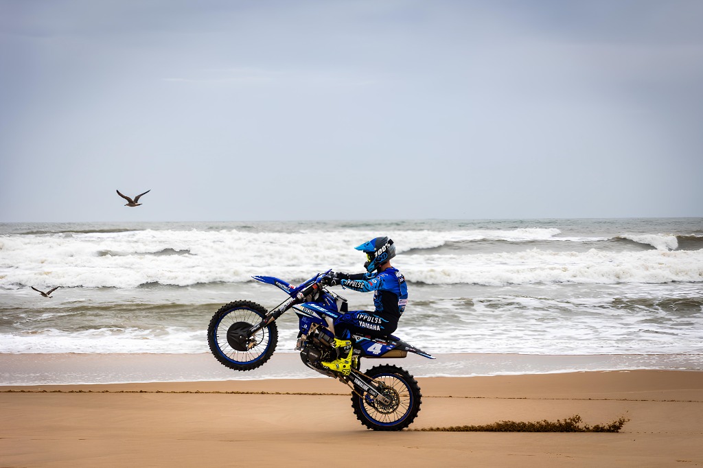 Pilote X-Trem Grip en wheeling sur la plage