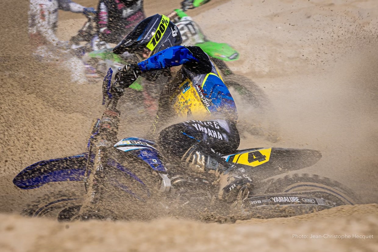 Motocycliste en action sur terrain sablonneux