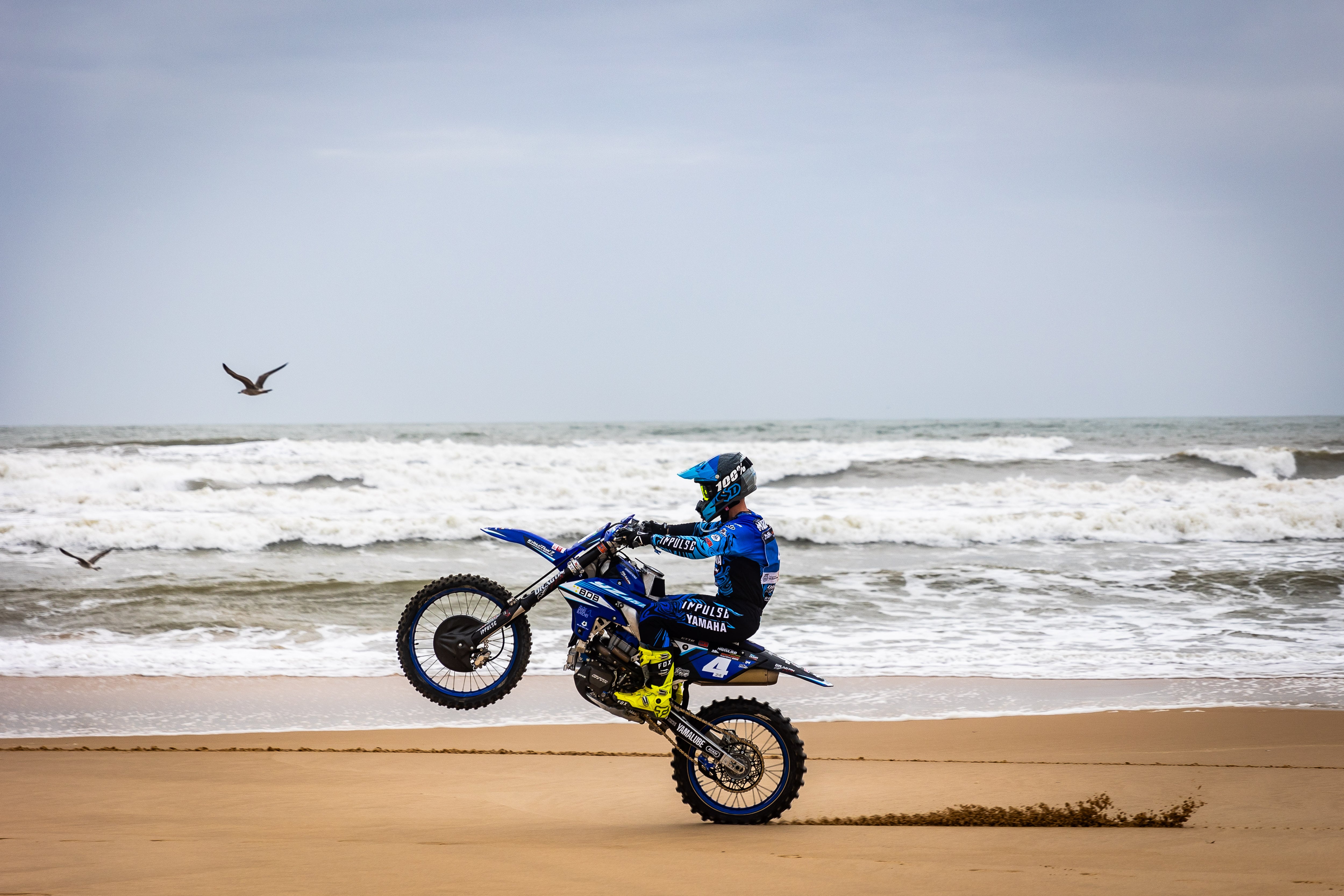 Motocycliste sur une plage