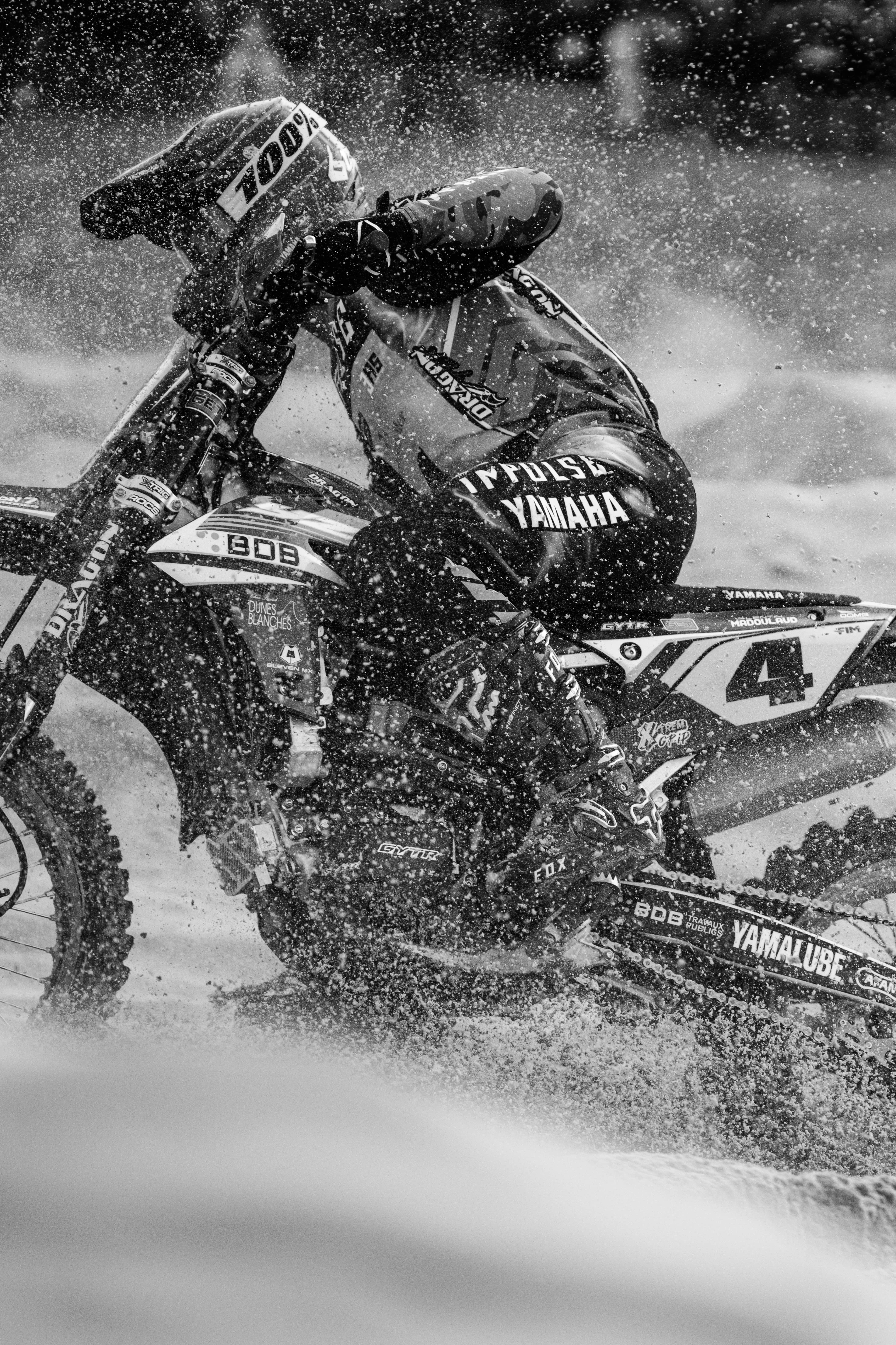 Motocycliste en action sous la pluie